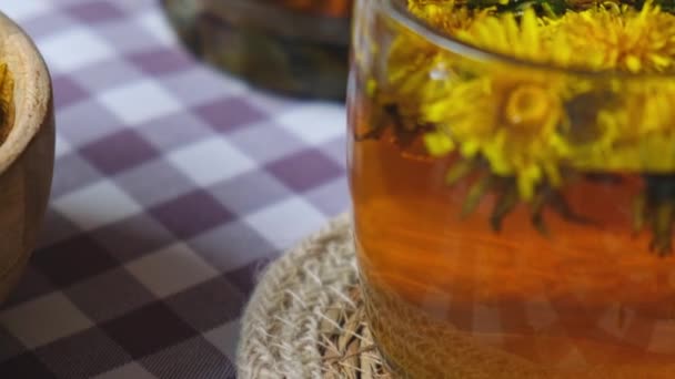 Kwiat Mniszka Lekarskiego Zdrowa Herbata Szklanym Czajniku Szklanej Filiżance Stole — Wideo stockowe