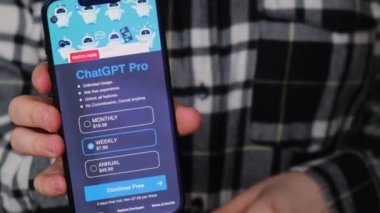 Gdansk, Polonya - Mart 2023 Cep telefonu Chat GPT uygulama simgesini cep telefonu iPhone Apple ekranında tutan kadın eli. ABD 'li yapay zeka şirketi OpenAI LLC' nin web sitesi. Web sayfası prototipi