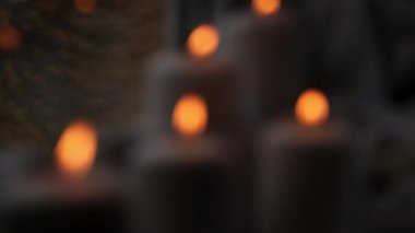 Odaklanamayan arka plan Ev Kırılganlığı Konsepti. Sonbahar tatili. Pencerenin kenarındaki Hygge estetik atmosferinde örgü örülmüş beyaz süveterin üzerinde rahat bir evde. Mikro anın sakin yaşamı yavaş yavaş yaşanır. Zihinsel