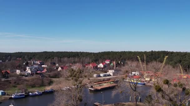 港Sobieszewo島のヨットマリーナ 春にヴィスワ川に位置するグダニスクの緑の地区の空中ドローンビュー — ストック動画