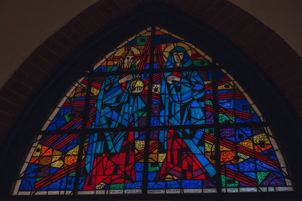 Элблаг, Польша Август 2022 года. Стеклянное окно собора mozaika Вид на город архитектуры известных популярных туристических достопримечательностей назначения Элблаг. Музеи и памятники Европы 