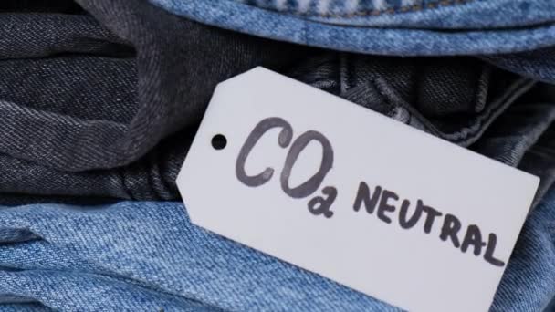 Co2 Neutraler Text Auf Einem Stapel Jeans Umweltfreundlichkeit Klimawandel Grüner — Stockvideo