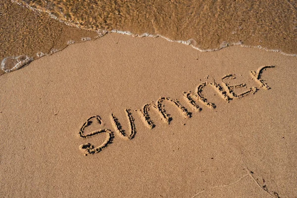 표면에 손으로 Summer 해변에서 메시지를 있습니다 방학을 기록하는 — 스톡 사진