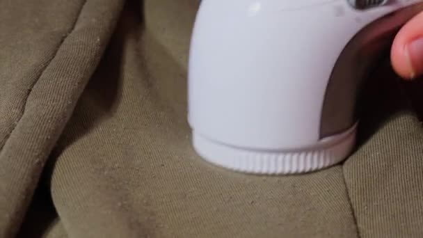 Donna Che Usa Rasoio Pilling Casa Dispositivo Rasatura Pellet Vestiti — Video Stock