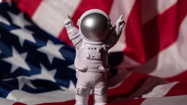 Perbesar Gambar Astronot Mainan Plastik Pada Latar Belakang Bendera Amerika — Stok Video