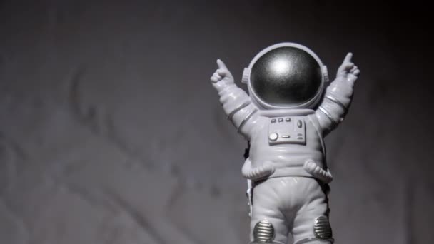 放大塑料玩具形象宇航员在月球混凝土背景复制空间 走出地球旅行的概念 私人航天人商业飞行 空间飞行任务与可持续性 — 图库视频影像
