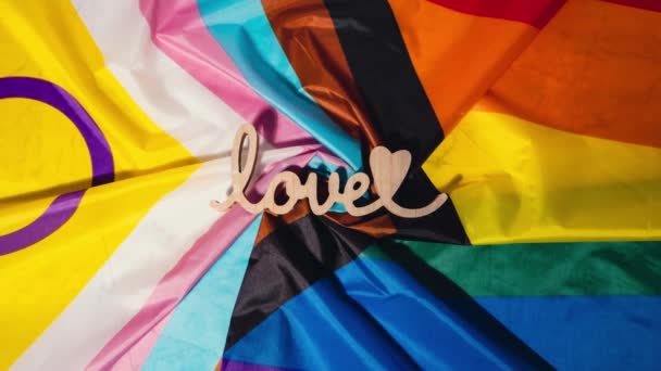 Vergrößern Holzwort Liebe Mit Herz Romantik Auf Rainbow Lgbtqia Flagge — Stockvideo