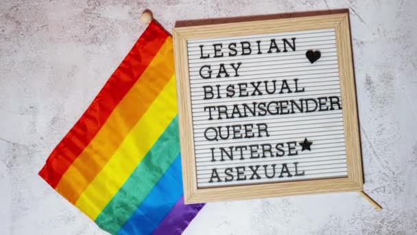 Lgbtqia 설명틀을 확대하여 실크로 레인보우 Lgbtqia 플래그에 표시한다 Lesbian Gay — 비디오