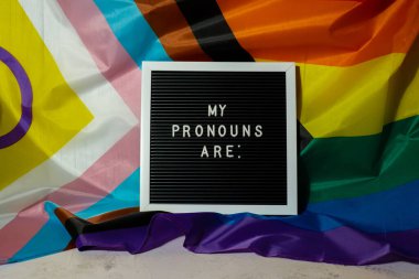 Benim PRONOUNOUNS metin Neo zamirleri kavramı Rainbow arkaplan cinsiyet zamirleri. İkili olmayan insan hakları transseksüelleri. Lgbtq topluluk desteği cinsiyetimi kabul edin, saygı hoşgörü demektir.