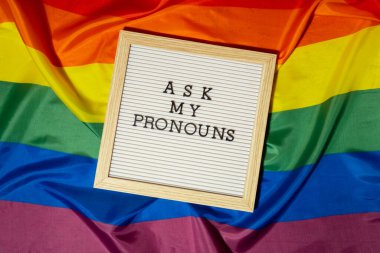 Gökkuşağı arka plan cinsiyet zamirleri konsepti hakkındaki metni Neo zamirlerine sorun. İkili olmayan insan hakları transseksüelleri. Lgbtq topluluk desteği cinsiyetimi kabul edin, saygı hoşgörü demektir.