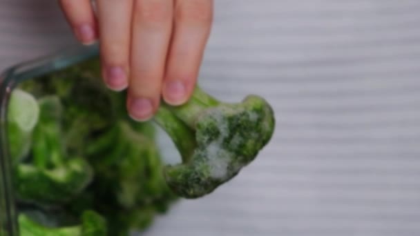 Nerozpoznatelná Žena Ukazující Kameru Zamrzlé Potraviny Brokolice Flrets Domácí Vertical — Stock video