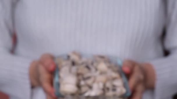 Nierozpoznawalna Kobieta Pokazująca Przed Kamerą Mrożone Jedzenie Pokrojone Plasterki Grzybów — Wideo stockowe