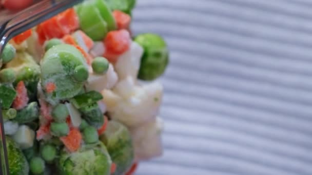 难以辨认的女人对着摄像机显露出冰冻的混合蔬菜自制 垂直镜头收获的概念 储存蔬菜作冬季贮存健康食品 烹调配料 — 图库视频影像