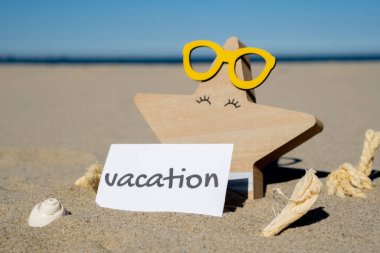 Yaz tatilinde gözlüklü komik denizyıldızının arka planındaki kağıt tebrik kartına yazılmış tatil metni. Kumsalın güneş kıyısı. Tatil konsepti kartpostalı. Kaçmak Seyahat İş Konsepti