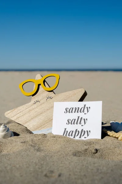 Текст Sandy Salty Happy Паперовій Листівці Фоні Смішної Зірки Окулярах — стокове фото