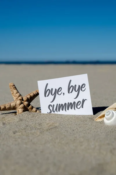 Bye Bye Summer Szöveg Papíron Üdvözlő Kártya Hátterében Tengeri Kagyló — Stock Fotó
