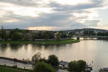 Krakow Polonya 'daki Vistula nehrinin üzerindeki dramatik gökyüzü. Yağmur mevsimi ve gökkuşağının çarpıcı manzarası. Gökyüzü, panoramik görünüm. 