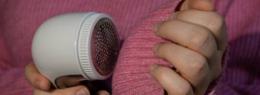 Kadın evde jilet kullanıyormuş. - Ne? Tıraş giysileri için bir cihaz. Yumuşak kumaş traşı önleyici. Pembe akrilik ya da yün kazaktan elektrikli taşınabilir kazak çözücü iplik çıkarıcı. Yavaş moda