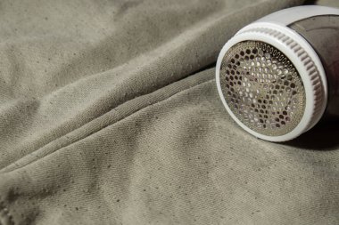 Yastık önleyici jilet. Tıraş malzemeleri için bir cihaz. Yumuşak kumaş traşı önleyici. Akrilik ya da yün kazaktan elektrikli taşınabilir kazak çözücü iplik çıkarıcı. Sürdürülebilirlik yaşam tarzı