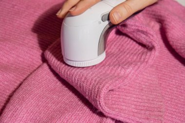 Kadın evde jilet kullanıyormuş. - Ne? Tıraş giysileri için bir cihaz. Yumuşak kumaş traşı önleyici. Pembe akrilik ya da yün kazaktan elektrikli taşınabilir kazak çözücü iplik çıkarıcı. Yavaş moda