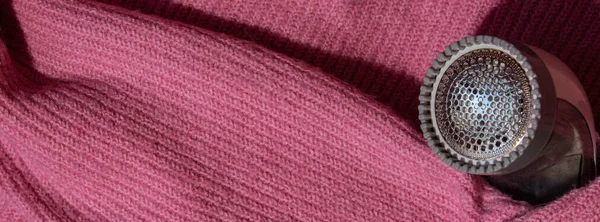 면도칼 만들기 화장을 무광택 셰이버 스웨터 알약은 분홍빛 아크릴이나 스웨터 — 스톡 사진