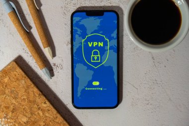Özel ağların korunması için VPN oluşturma protokollerinin cep telefonu uygulaması. İş arkaplanındaki akıllı telefondan anonim güvenli ve güvenli internet erişimi