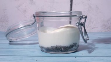 Cam kavanoz adım adım hazırlanıyor. Doğal organik yoğurt ve yabanmersini spirulina klorella süper yiyecek süper tozu mavi yosun. Chia tohumları puding bağışıklık güçlendirici bileşenler