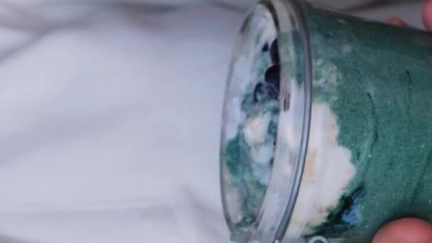 誰もが認める女性は ガラス瓶自然有機自家製ヨーグルトとブルーベリースピリナクロレラスーパーフードスーパーパウダーブルー藻類海雑草を食べる 中国の種子プリン免疫力を高める成分 — ストック動画