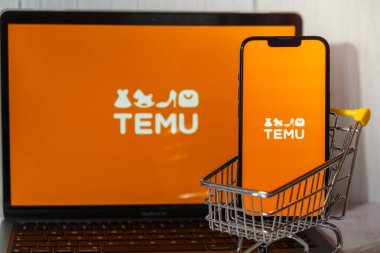 Gdansk, Polonya - Mart 2023 Temu uygulama simgesi MacBook Apple bilgisayar dizüstü bilgisayarı ve alışveriş arabalı cep telefonu ekranında. Çin merkezli Pinduoduo e-ticaret platformunun Temu yan kuruluşu. İnternetten alışveriş