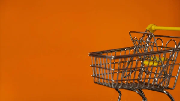 Pomarańczowy Pusty Ekran Laptopa Koszykiem Strona Commerce Zakupy Online Skopiuj — Zdjęcie stockowe