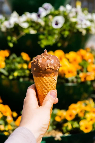 stock image Female hand holding delicious american vanilla chocolate ice cream. Tasty homemade icecream Gelato in the waffle cone. Gluten free vegan dairy free ice cream. 