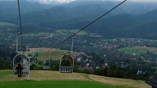 Kursi Angkat Dengan Pemandangan Pegunungan Musim Gugur Lift Ski Kursi — Stok Video