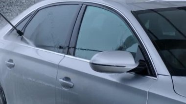 Dokunulmaz araba yıkamada lüks gümüş araba yıkama. Köpüklü araba yıkama ve yüksek basınçlı su. Araba yıkamada kış temizliği, şehir ortamında temizlik ve düzen.