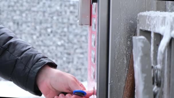 Man Betaalt Voor Washing Auto Touchless Car Wash Self Service — Stockvideo