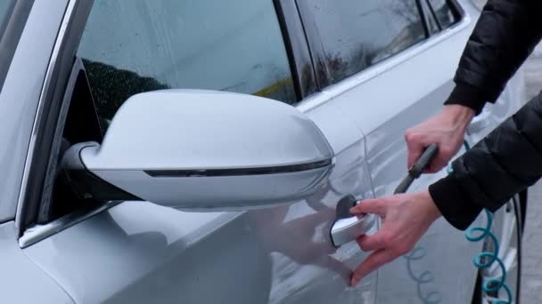 Mycie Srebrnego Samochodu Bezdotykowej Myjni Samoobsługowej Wysokociśnieniowej Odmrażającej Dmuchawy Zimowe — Wideo stockowe