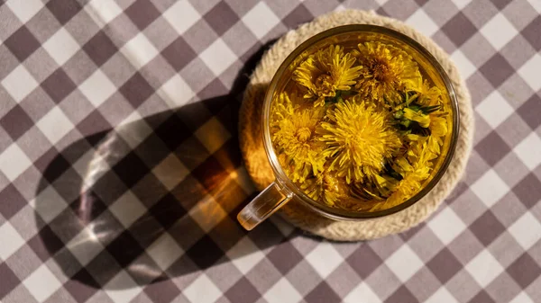 Dandelion Flower Healthy Tea Glass Cup Table Herbal Medicine Delicious — 图库照片