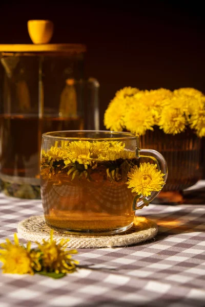 Одуванчик Цветок Здоровый Чай Стеклянном Чайнике Стеклянная Чашка Столе Вкусный — стоковое фото