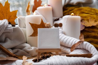 Estetik atmosfer arkaplanı üzerine yazdığınız metin için boş kağıt kopya alanı. Sonbahar baharatları ve örülmüş beyaz süveterin üzerindeki ılık sarı ışıklar. Durgun hayat. Dışarıda Yağmurweather condition