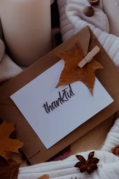 Thankful Text Gratulationskort Koncept Fira Thanksgiving Höstlov Mysiga Hem Fönsterbrädan — Stockfoto