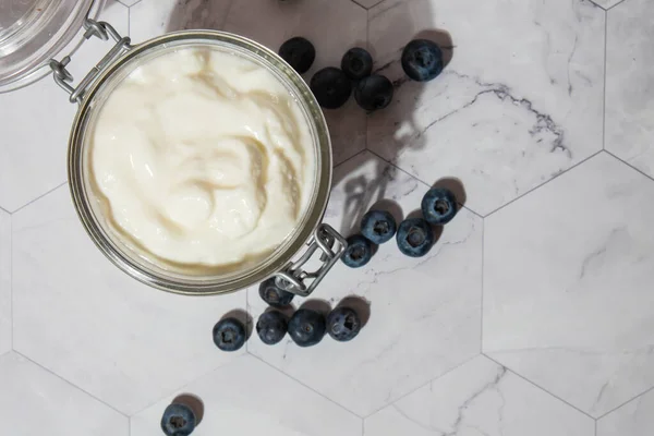Botol Kaca Dengan Yogurt Organik Buatan Sendiri Dan Blueberry Atas — Stok Foto