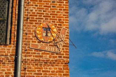 Olsztyn Polonya Ekim 2022 Ünlü turistik eğlence merkezi Olsztyn 'de seyahat merkezleri. Pazar Meydanı 'ndaki Old Town Hall caddesinde. Polonya 'yı ziyaret et