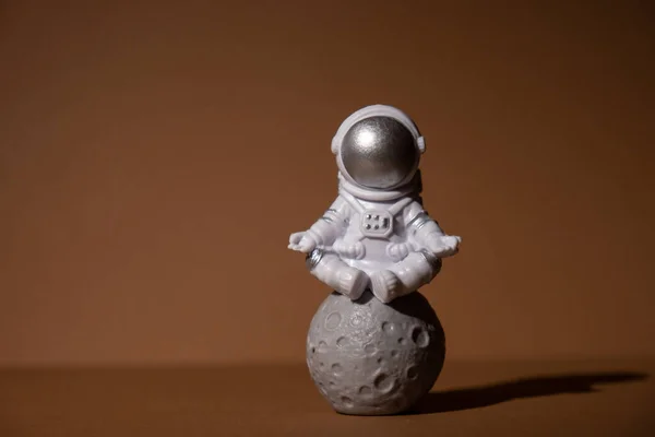 Plast Leksak Figur Astronaut Beige Neutral Bakgrund Kopiera Utrymme Begreppet — Stockfoto