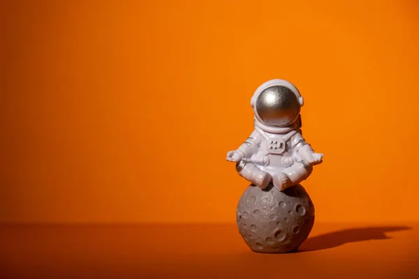 Plast Leksak Astronaut Färgglada Orange Bakgrund Kopiera Utrymme Begreppet Utomjordisk — Stockfoto