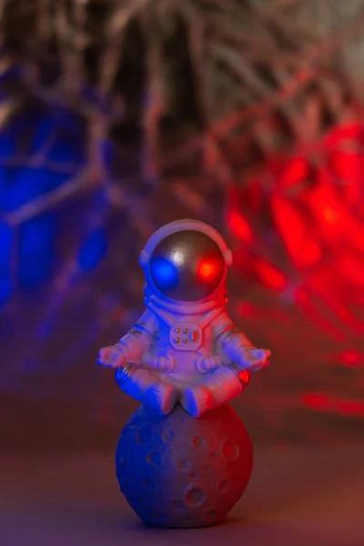 Plast Leksak Figur Astronaut Med Rött Och Blått Ljus Kopiera — Stockfoto