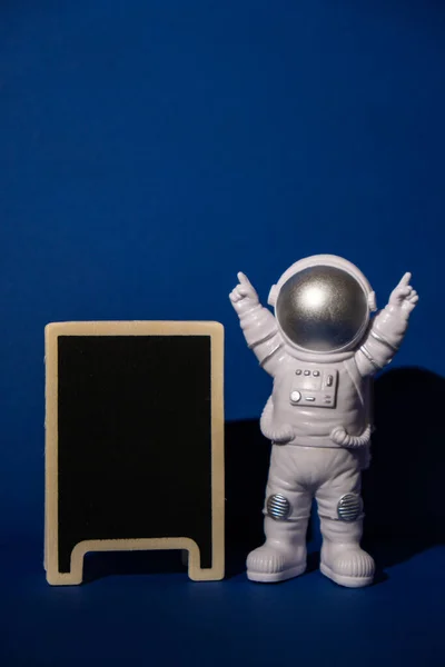 Plast Leksak Astronaut Med Svarta Tavlan Mall Mocka Upp För — Stockfoto