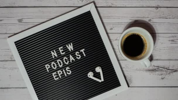 Tahta Masa Üzerinde Beyaz Kahve Fincanı Kablosuz Kulaklıkla New Podcast — Stok video