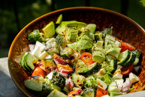 Avocado Mix Vegetables Salad Daytime Outdoors Sunlight Fresh Vegetable Salad — Stockfoto