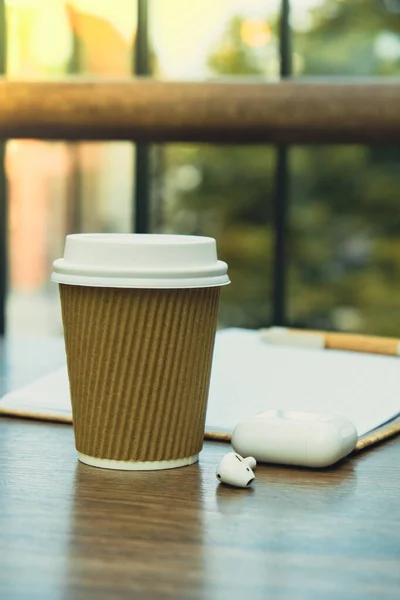 Café Com Latte Quente Copo Papel Reciclagem Artesanal Com Notebook — Fotografia de Stock