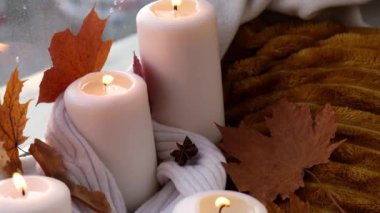 Tebrik kartı konseptin kutlu olsun. Pencere kenarındaki rahat evde sonbahar tatilini kutluyoruz. Hygge estetik atmosferi.
