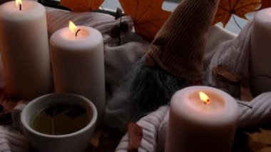 Şükran Günü ve Merhaba Cadılar Bayramı konsepti. Pencere kenarındaki rahat evde sonbahar tatilini kutluyoruz. Hygge estetik atmosferi.